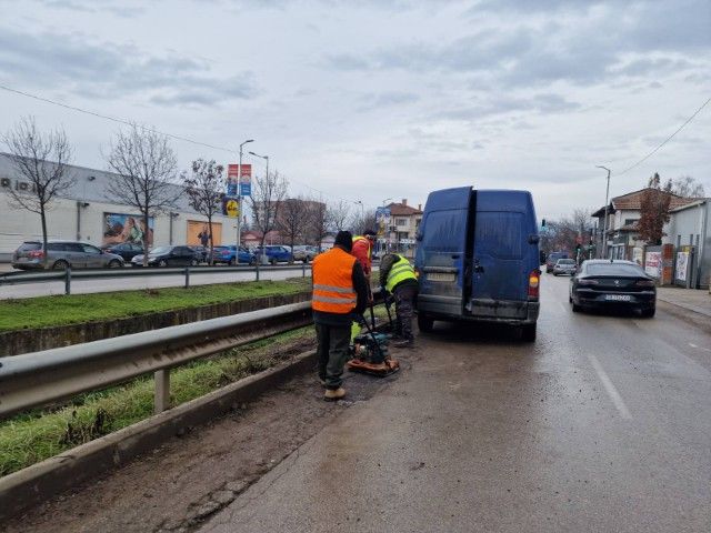 Започнаха спешни ремонти на градската улична мрежа