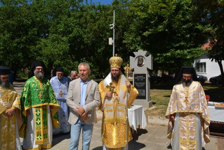 Издигнаха паметник на отец Йордан, който се бореше за мир по време на  Септемврийското въстание