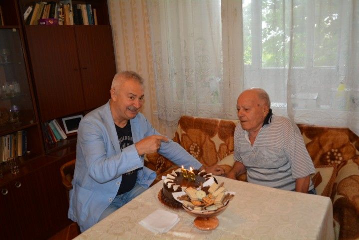 Кметът на Монтана подари торта на дълголетник