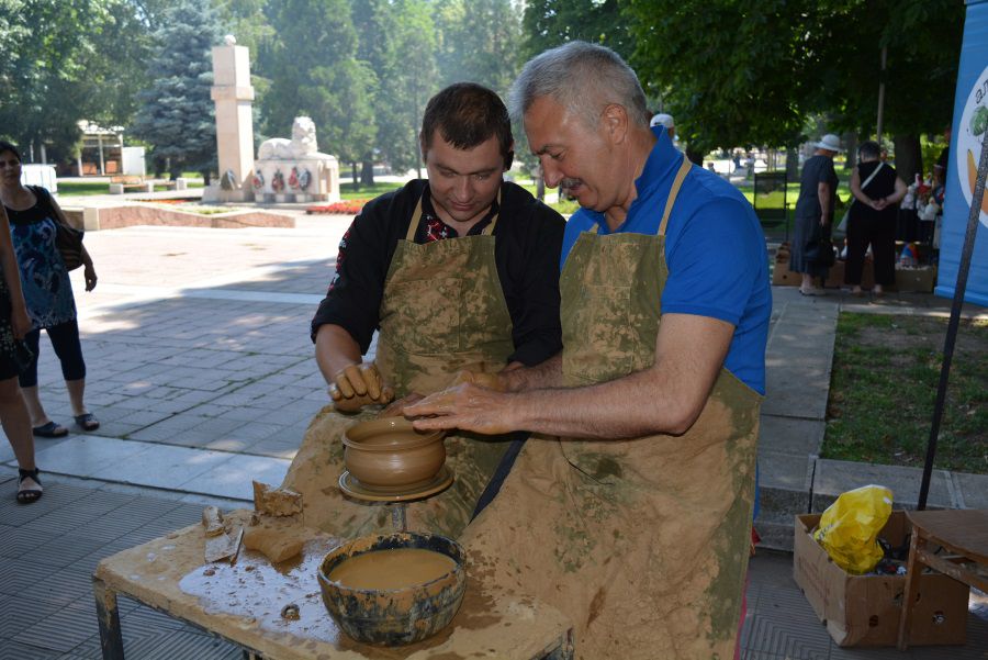 Кметът на Монтана извая глинен съд