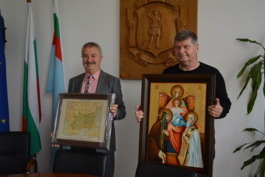 Известен лекар дари икони на общината и полицията в Монтана