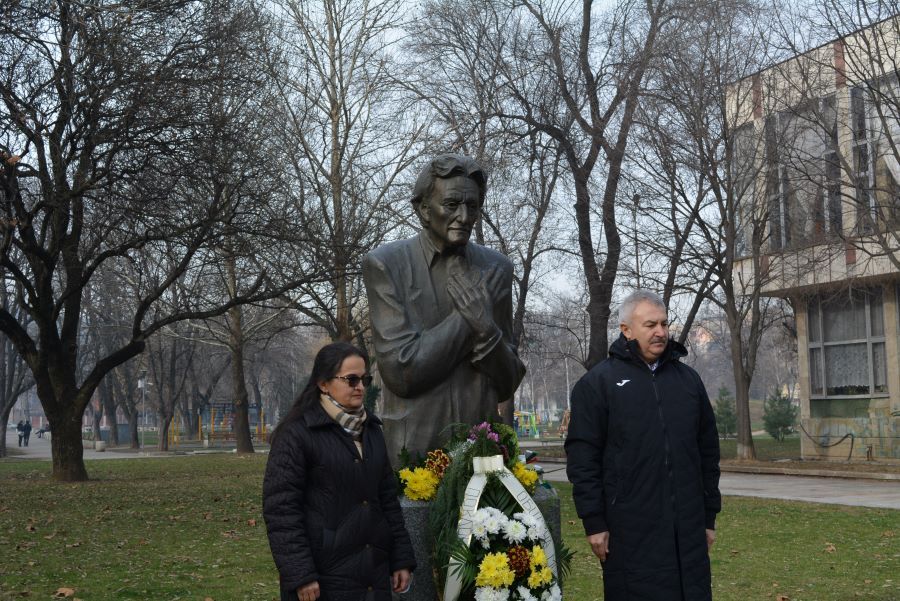 Прекланяме се пред паметта на Радичков