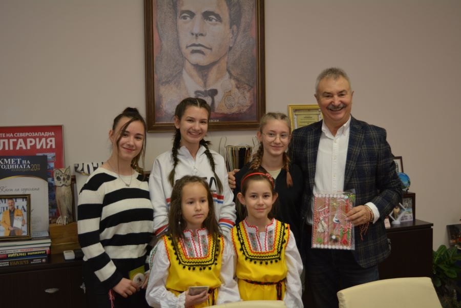 Десетки деца гостуваха на кмета за празника на Баба Марта