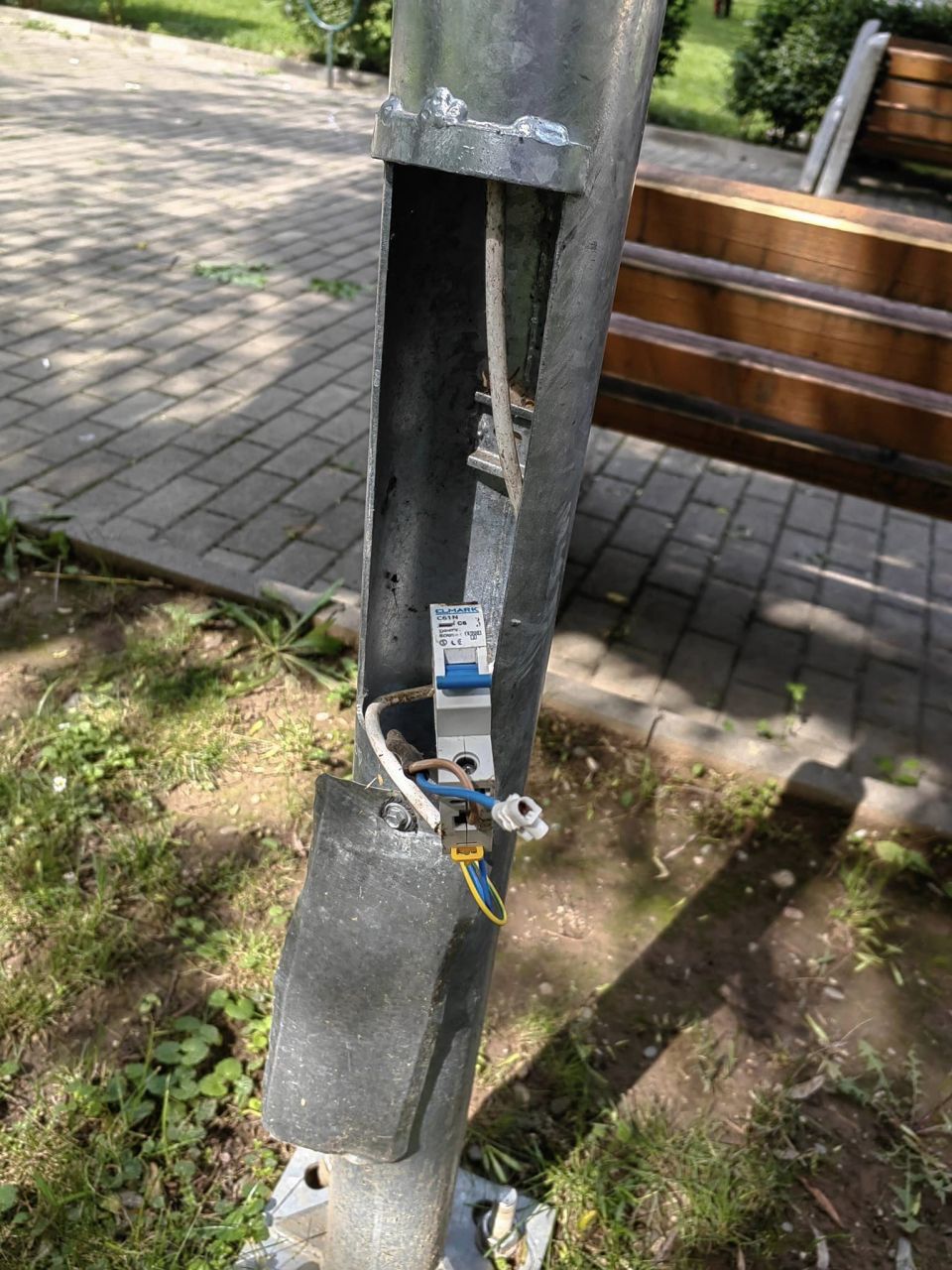 Разбиха парковото осветление на Калето