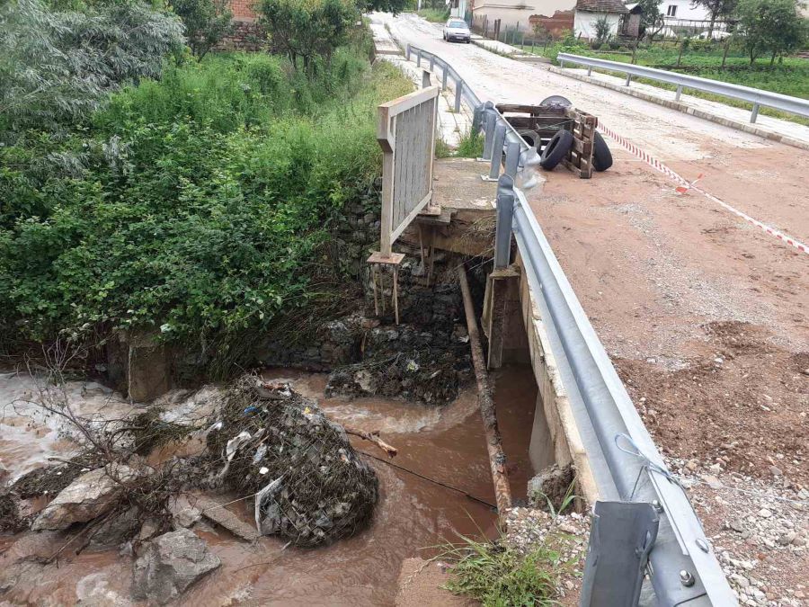 Пороят отнесе улици в три села в общината