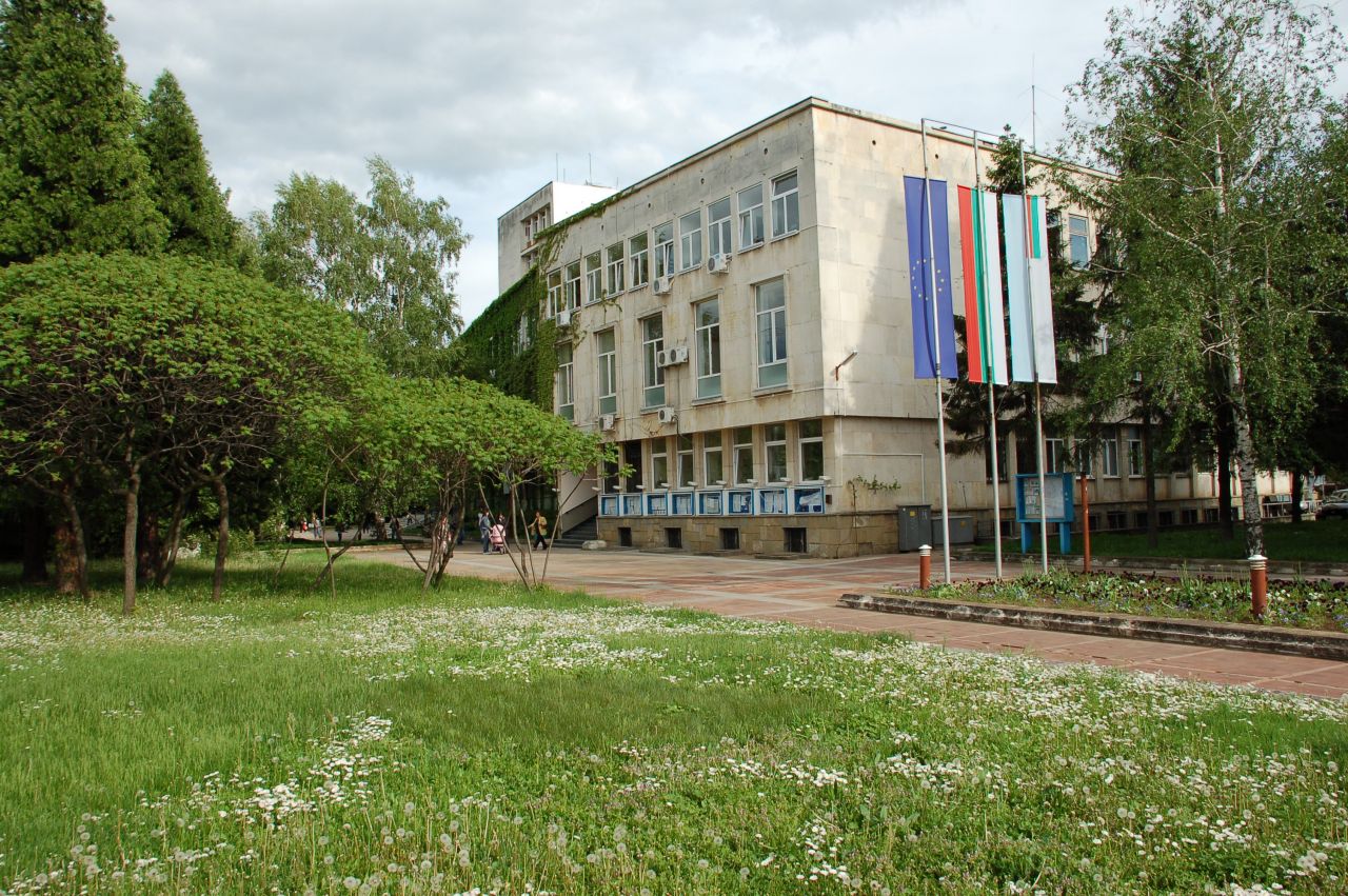 Нови пейки са поставени пред 10 жилищни блока