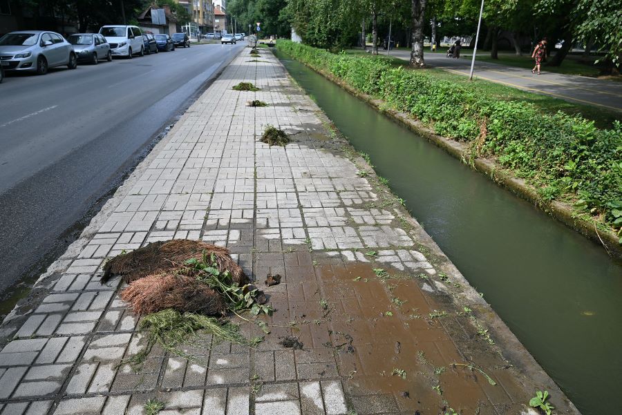 Водолази отпушват канал Извора